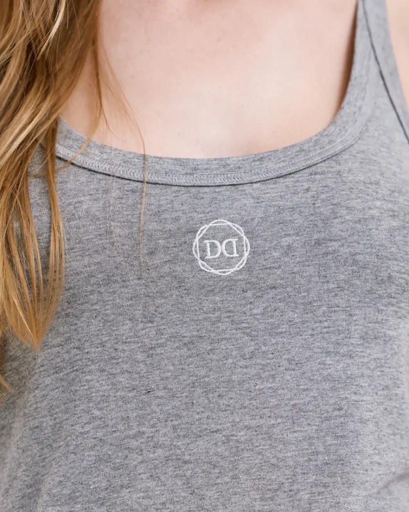 Dolce Domenica Γκρι Αμάνικη Minimal Μπλούζα με Logo
