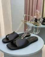 So Chic Μαύρα Δερμάτινα Flat Σανδάλια με Χρυσή Αλυσίδα Lux