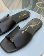 So Chic Μαύρα Δερμάτινα Flat Σανδάλια με Χρυσή Αλυσίδα Lux