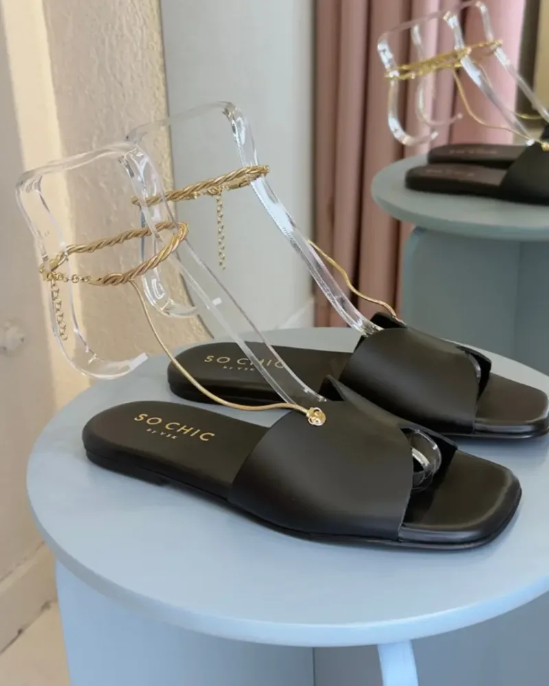 So Chic Μαύρα Δερμάτινα Flat Σανδάλια με Χρυσή Αλυσίδα Lux