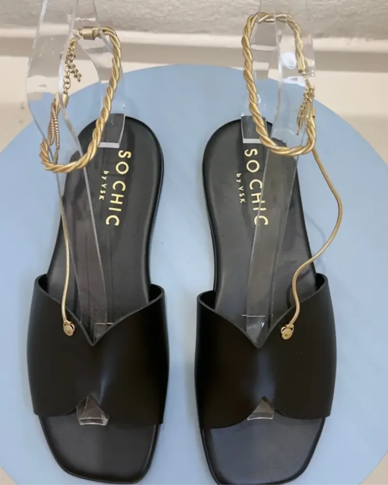 So Chic Μαύρα Δερμάτινα Flat Σανδάλια με Χρυσή Αλυσίδα Lux