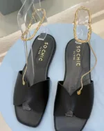 So Chic Μαύρα Δερμάτινα Flat Σανδάλια με Χρυσή Αλυσίδα Lux