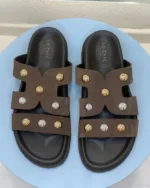 So Chic Καφέ Suede Flat Σανδάλια με Τρουκς Rachel