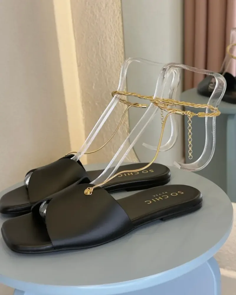 So Chic Μαύρα Δερμάτινα Flat Σανδάλια με Χρυσή Αλυσίδα Lux