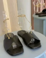 So Chic Μαύρα Δερμάτινα Flat Σανδάλια με Χρυσή Αλυσίδα Lux