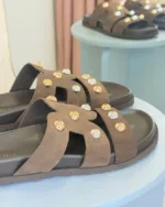 So Chic Καφέ Suede Flat Σανδάλια με Τρουκς Rachel