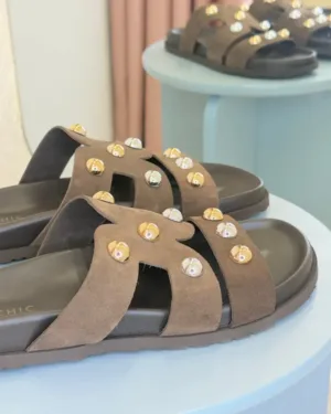 So Chic Καφέ Suede Flat Σανδάλια με Τρουκς Rachel
