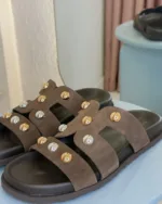 So Chic Καφέ Suede Flat Σανδάλια με Τρουκς Rachel